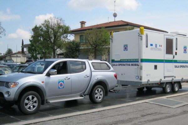 Ufficio mobile su carrello per operazioni